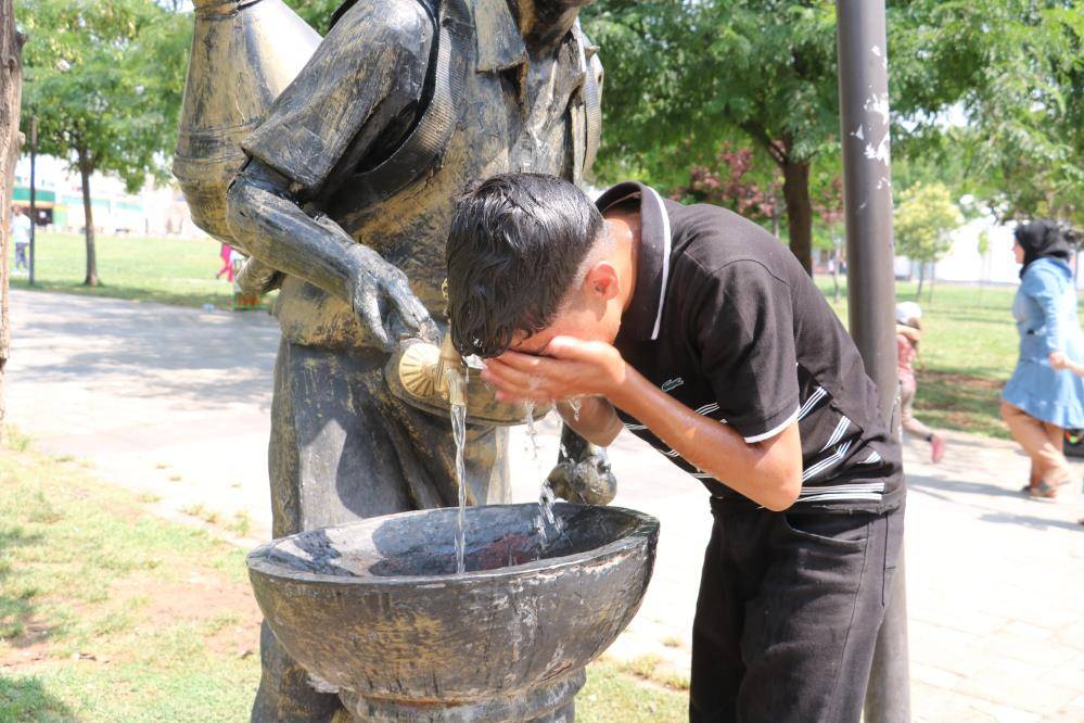 52 derece görülen şehirde vatandaş serinlemek için ne yapacağını şaşırdı 10